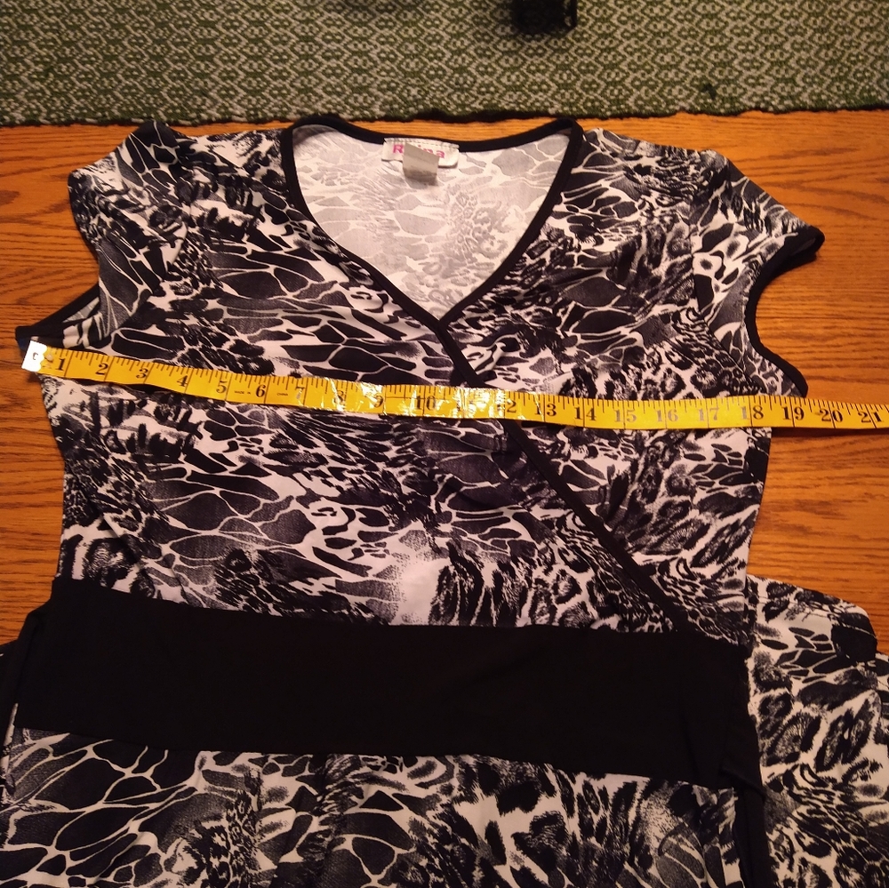 Size S Reina black an white animal print dress - Picture 10 of 16